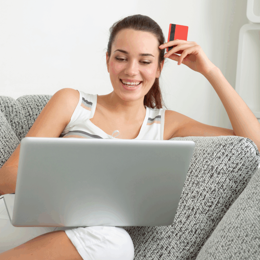 Žena pregledava ponudu dodataka prehrani na laptopu i drži karticu za plaćanje, kao primjer sigurne online kupnje i informiranog odabira Herbalife proizvoda u Hrvatskoj.