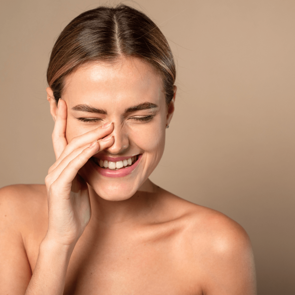 Žena sa zdravom i njegovanom kožom lica – prikaz prirodnog sjaja, glatkoće i hidratacije kože koji odražavaju rezultate redovite njege i učinkovitost Herbalife HL/Skin kolekcije potvrđene kliničkim istraživanjima.