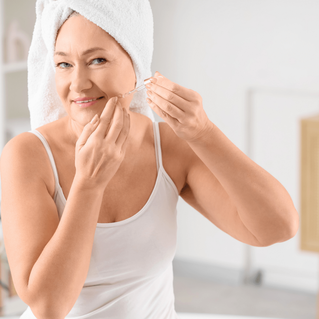 Žena 40+ nanosi serum na lice – prikaz rutine njege kože koja poboljšava hidrataciju, elastičnost i glatkoću, u skladu s klinički dokazanim rezultatima HL/Skin kolekcije.