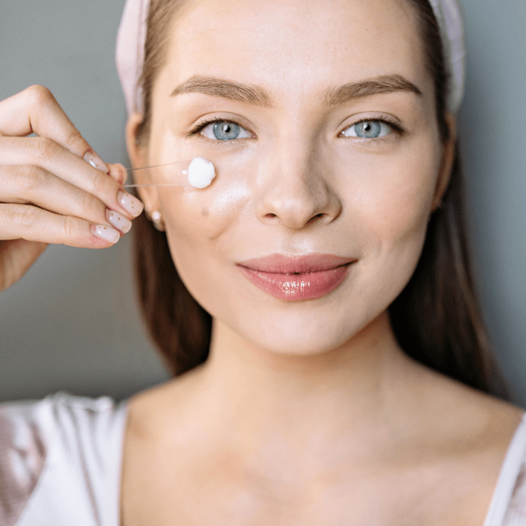 Žena nanosi serum na lice kao dio K-Beauty rutine njege kože – hidratacija, sjaj i regeneracija kože uz HL Skin kolekciju.