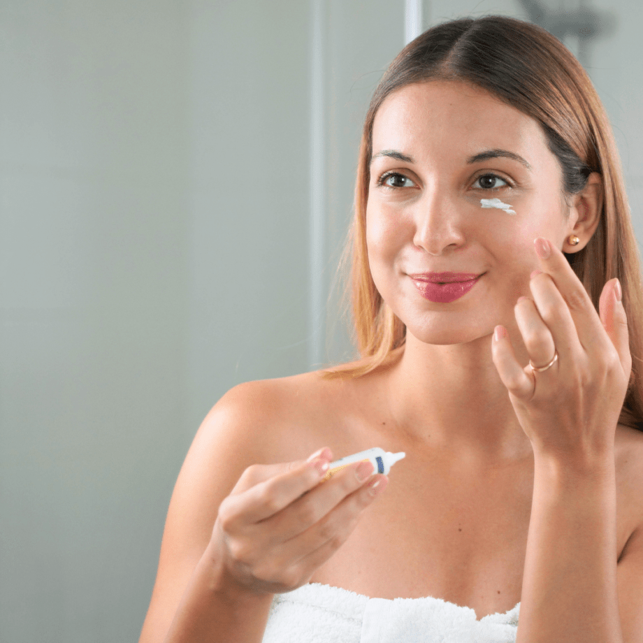 Žena nanosi kremu za područje oko očiju kao dio K-Beauty rutine njege kože – hidratacija i zaštita kože uz HL Skin kolekciju.