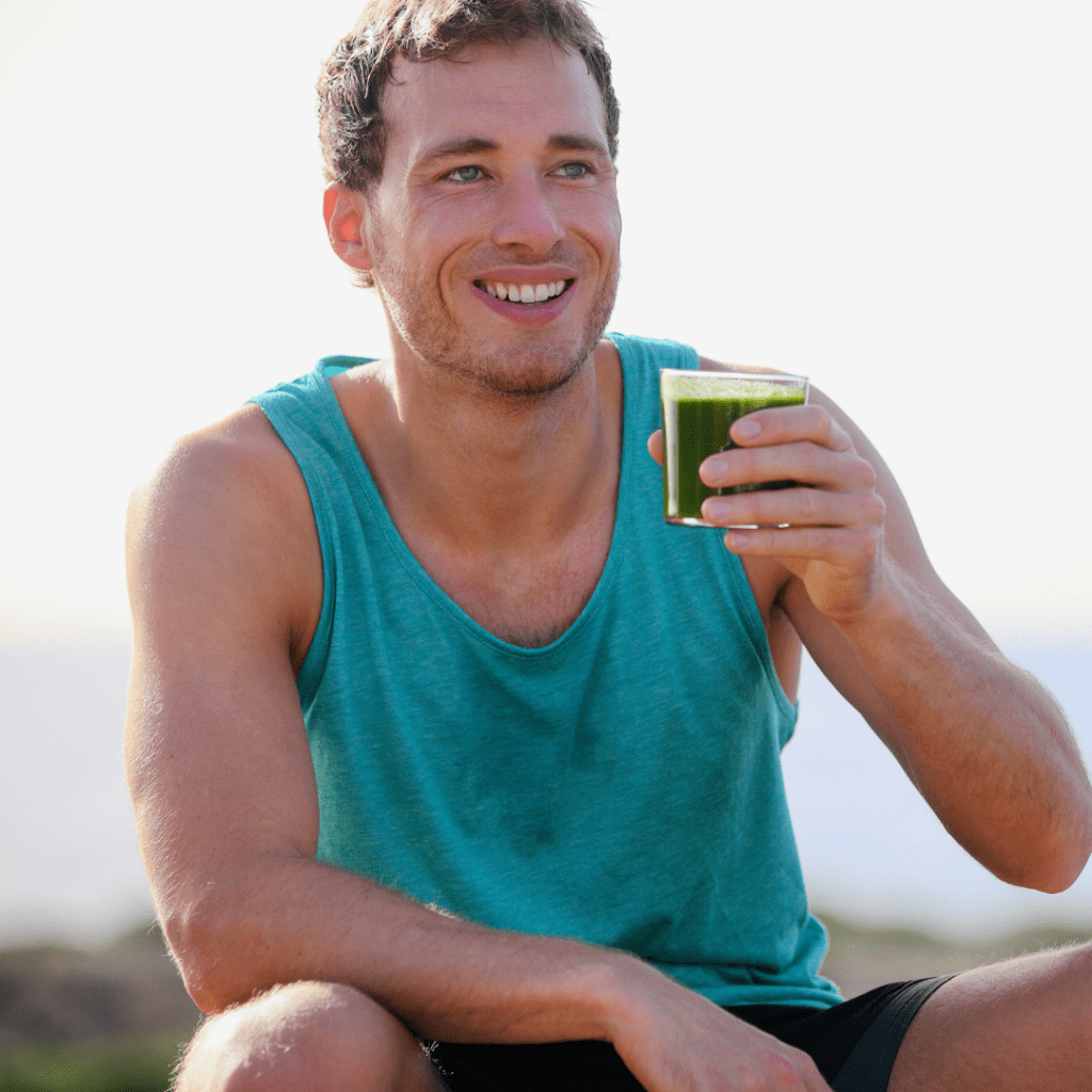 Iskustva s Herbalife proizvodima – korisnik pije nutritivni napitak za mršavljenje i energiju