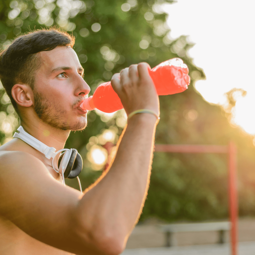 **Alt tekst:**

**Sportaš tijekom treninga pije Herbalife CR7 Drive kako bi nadoknadio tekućinu, elektrolite i ugljikohidrate te održao optimalnu hidrataciju, energiju i izdržljivost tijekom intenzivne tjelesne aktivnosti.**
