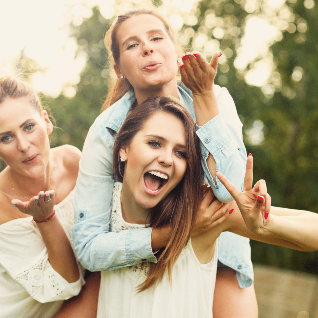 Vesela i nasmijana grupa mladih žena koje zrače zdravljem i energijom zahvaljujući hormonalnoj ravnoteži i prirodnoj podršci kroz dodatak prehrani Forever Vitolize Women