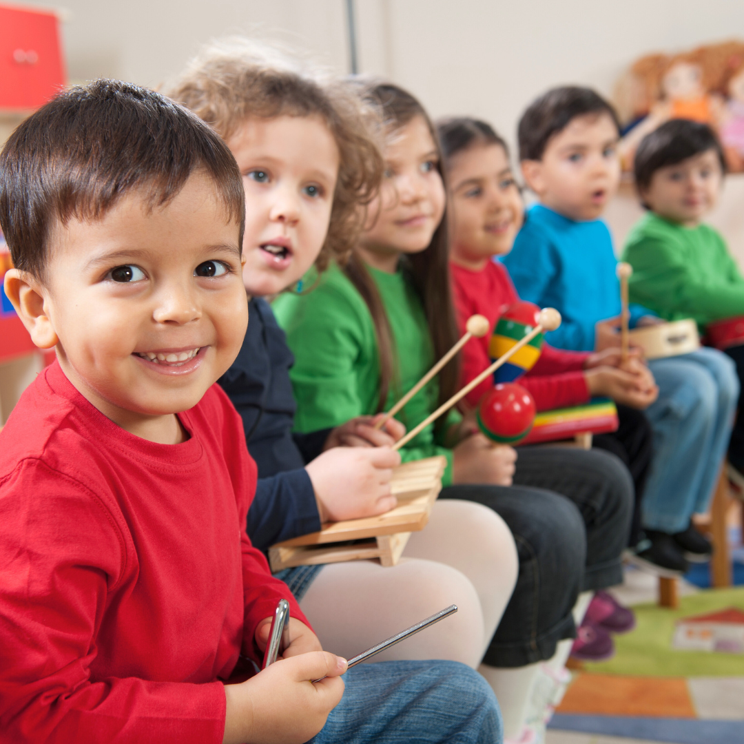 Djeca u vrtiću s glazbenim instrumentima, nasmijana i puna energije – ilustracija zdravog imuniteta uz podršku pravilne prehrane i dodatka prehrani Forever Kids.