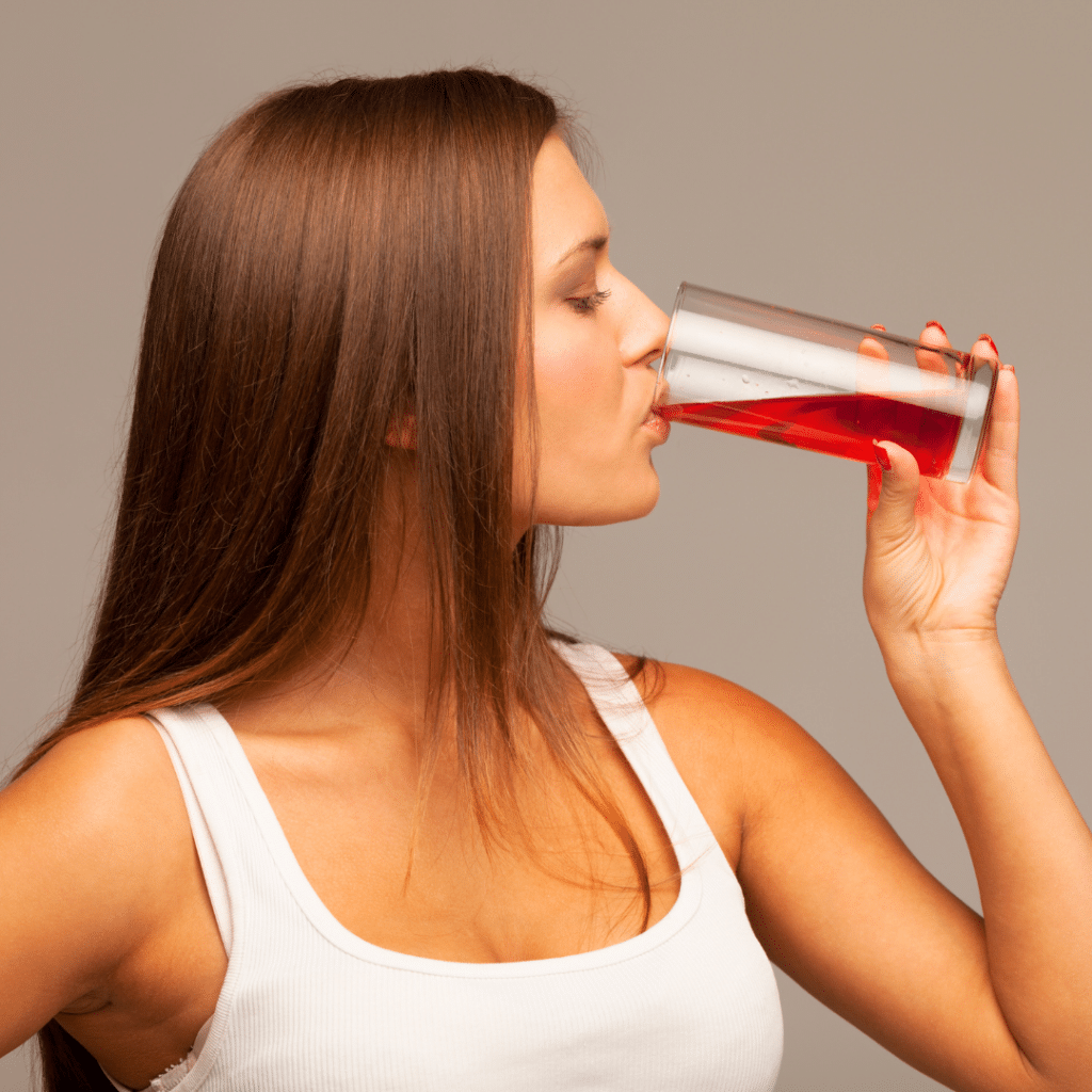 Crveni napitak koji pije može simbolizirati Forever ARGI+, dodatak prehrani bogat L-argininom i vitaminima, poznat po svom pozitivnom učinku na cirkulaciju, energiju i imunološki sustav. Idealan je izbor za aktivne osobe koje žele podržati zdravlje srca i mišićnu funkciju – baš kao što ova slika prikazuje.