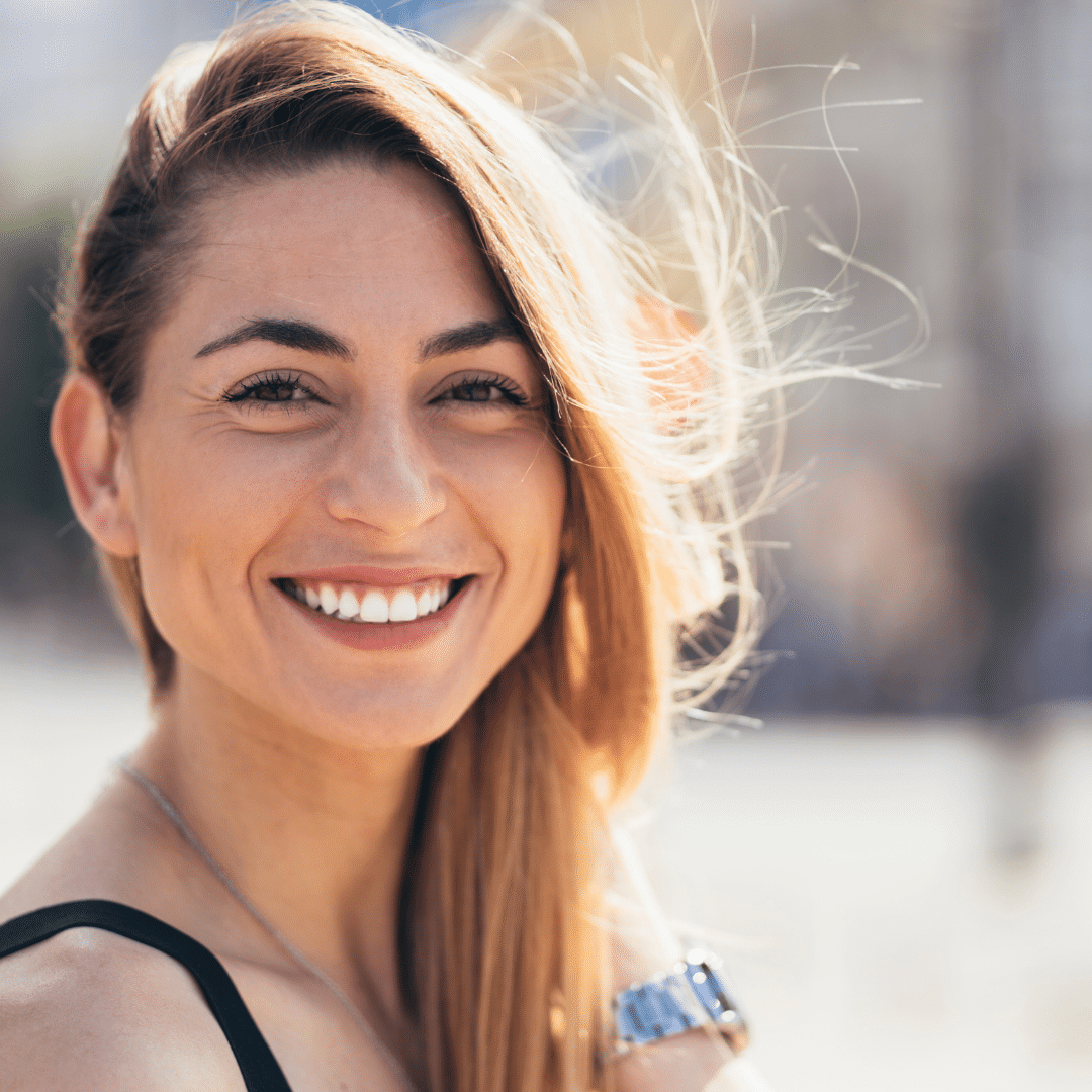 Sretna žena u četrdesetima koja se smije, zrači zdravljem i vitalnošću zahvaljujući hormonalnoj ravnoteži i dodatku prehrani Forever Vitolize Women