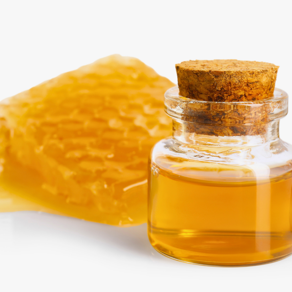 Staklena bočica s prirodnim propolisom uz saće – simbol ljekovite moći pčelinjeg propolisa koji se koristi u prirodnoj njezi suhe i oštećene kože, poput one u kremi Forever Aloe Propolis Creme.