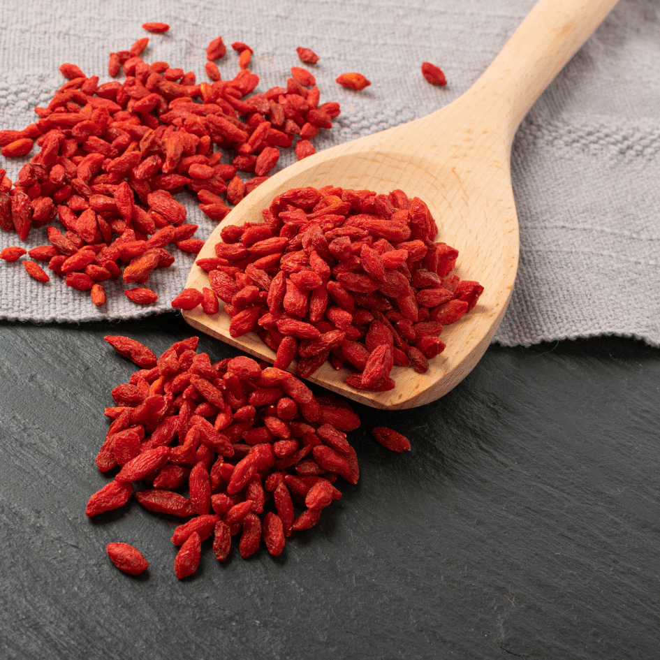 Drvena žlica puna sušenih goji bobica (Lycium), koje simboliziraju prirodne antioksidanse za vitalnost. Ove crvene bobice izuzetno su bogate hranjivim tvarima i djeluju blagotvorno na energiju, imunitet, zdravlje kože i očiju. Dodatak prehrani Forever Lycium Plus s goji bobicama i sladićem pruža koncentrirani oblik ove supernamirnice za podršku svakodnevnoj vitalnosti.