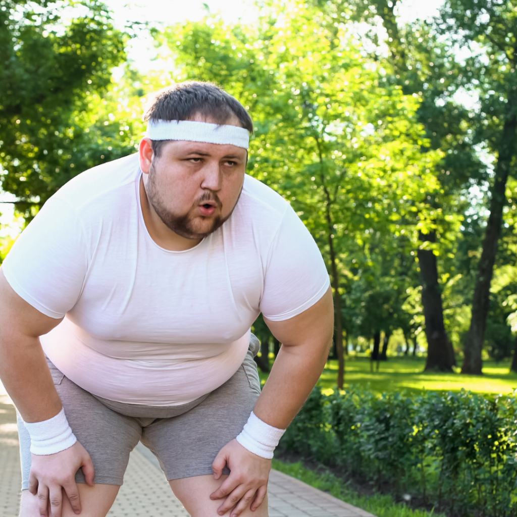 Umoran muškarac s viškom kilograma teško diše tijekom trčanja – primjer napornog treninga koji može biti rizičan nakon 40-e.