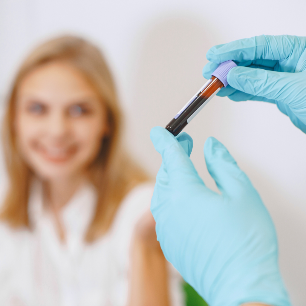 Epruveta s uzorkom krvi u rukama medicinskog osoblja – važan korak u analizi krvne slike i otkrivanju zdravstvenih rizika.