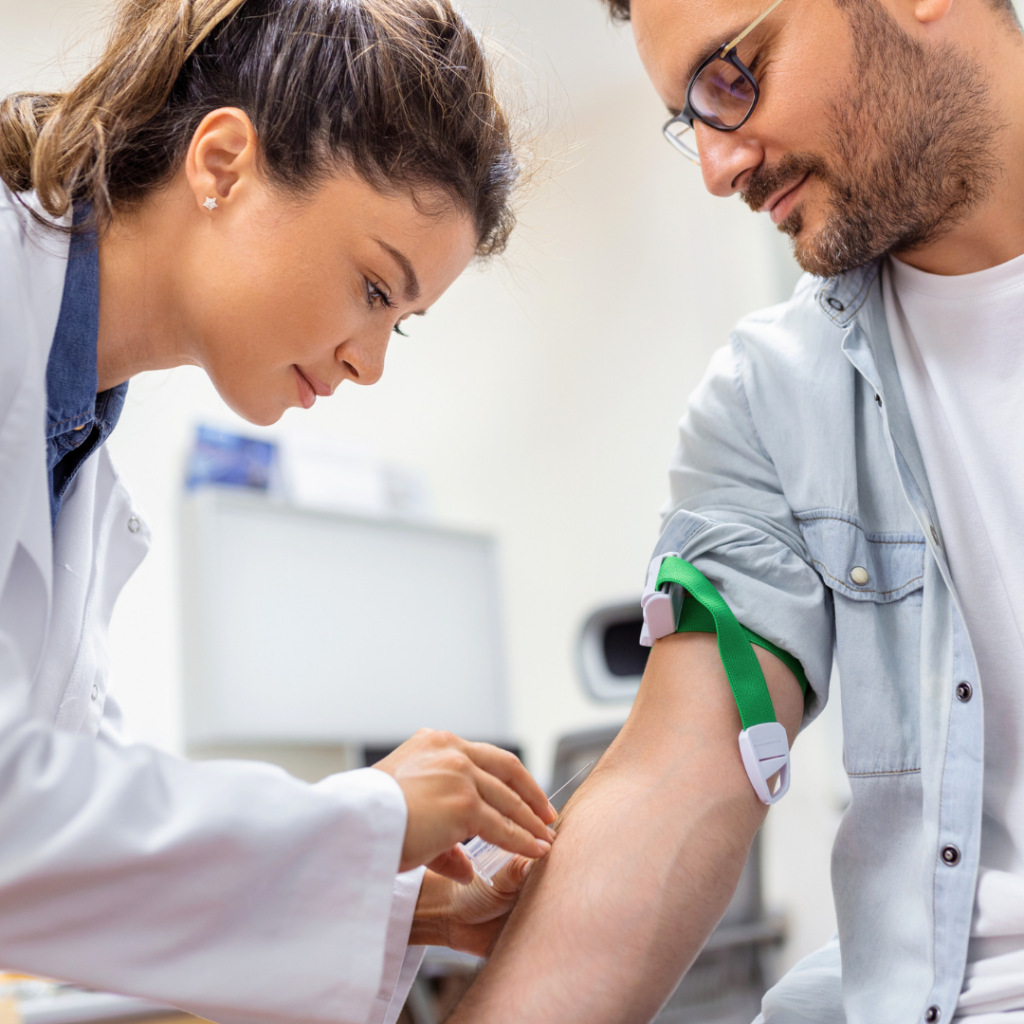 Slika ilustrira važnost redovitih krvnih pretraga poput CMP, CRP i APOB, koje pomažu u praćenju kolesterola, rada jetre i bubrega, hormona i vitamina. Upravo ovakve analize daju stvarni uvid u tvoje zdravlje, dok vaga i ogledalo mogu zavarati.