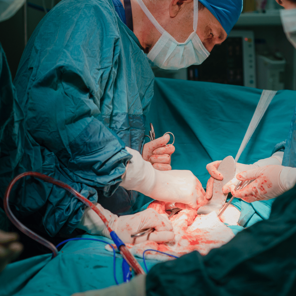 Kirurzi izvode operaciju histerektomije u operacijskoj sali.