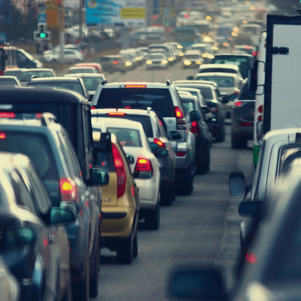 Gusta gradska prometna gužva s automobilima u više traka tijekom jutarnjeg ili popodnevnog špica.