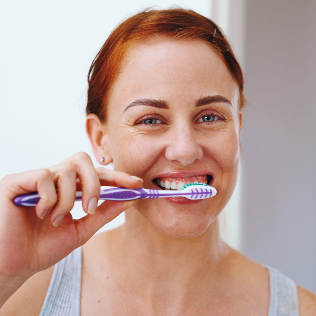 Žena pere zube prirodnom pastom s alojom i propolisom – svakodnevna dentalna higijena uz Forever Bright Toothgel bez fluora i štetnih sastojaka.