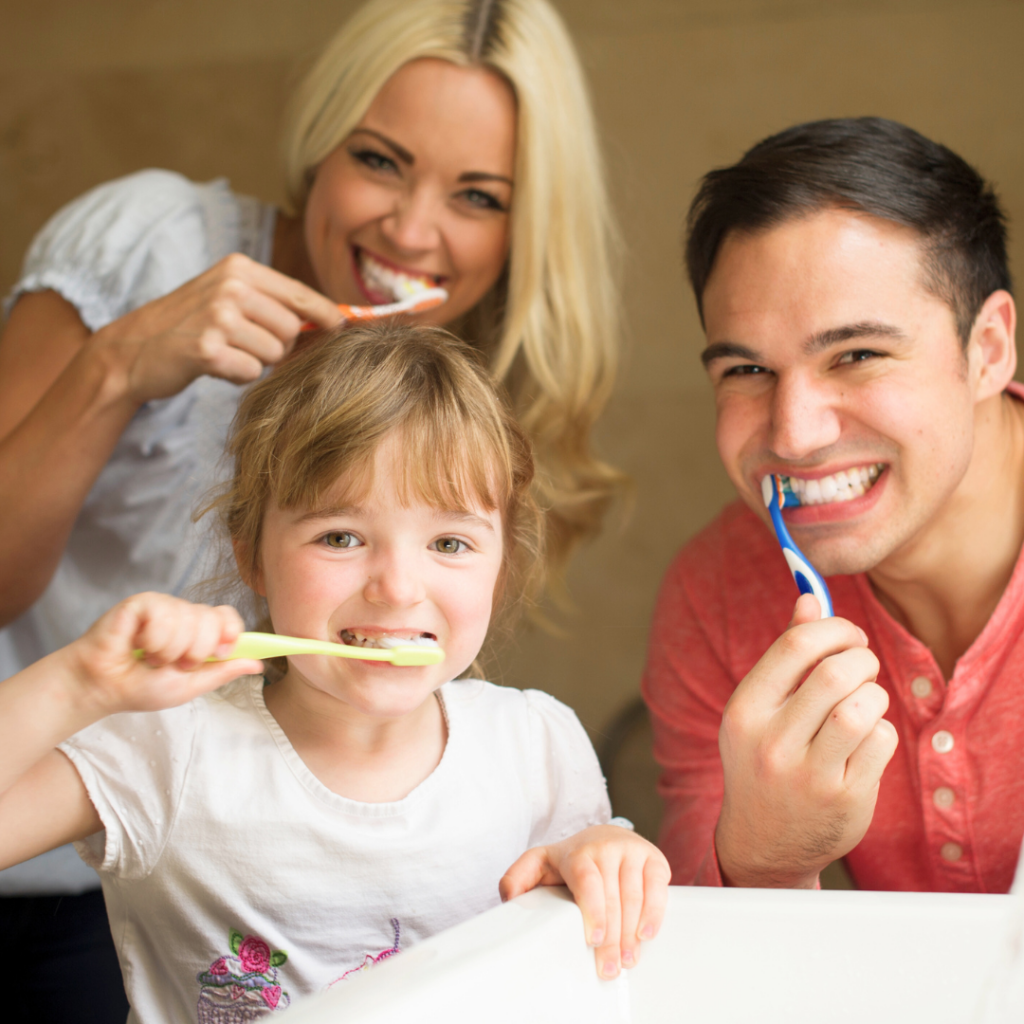 Obitelj pere zube prirodnom pastom s alojom i propolisom – jutarnja rutina uz Forever Bright Toothgel bez fluora, pogodna za djecu i odrasle.