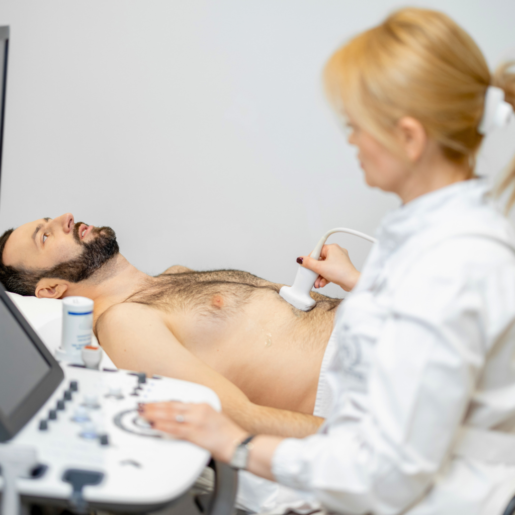 Liječnica obavlja ultrazvuk srca kod pacijenta – prikaz važnosti redovitih pregleda za očuvanje zdravlja srca i prevenciju bolesti.