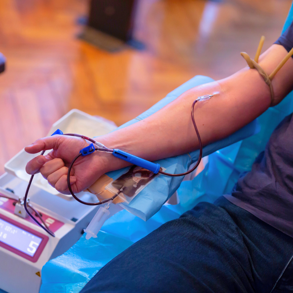 Osoba donira krv – prikaz prirodnog načina čišćenja organizma od mikroplastike i toksina kroz doniranje krvi i plazme.