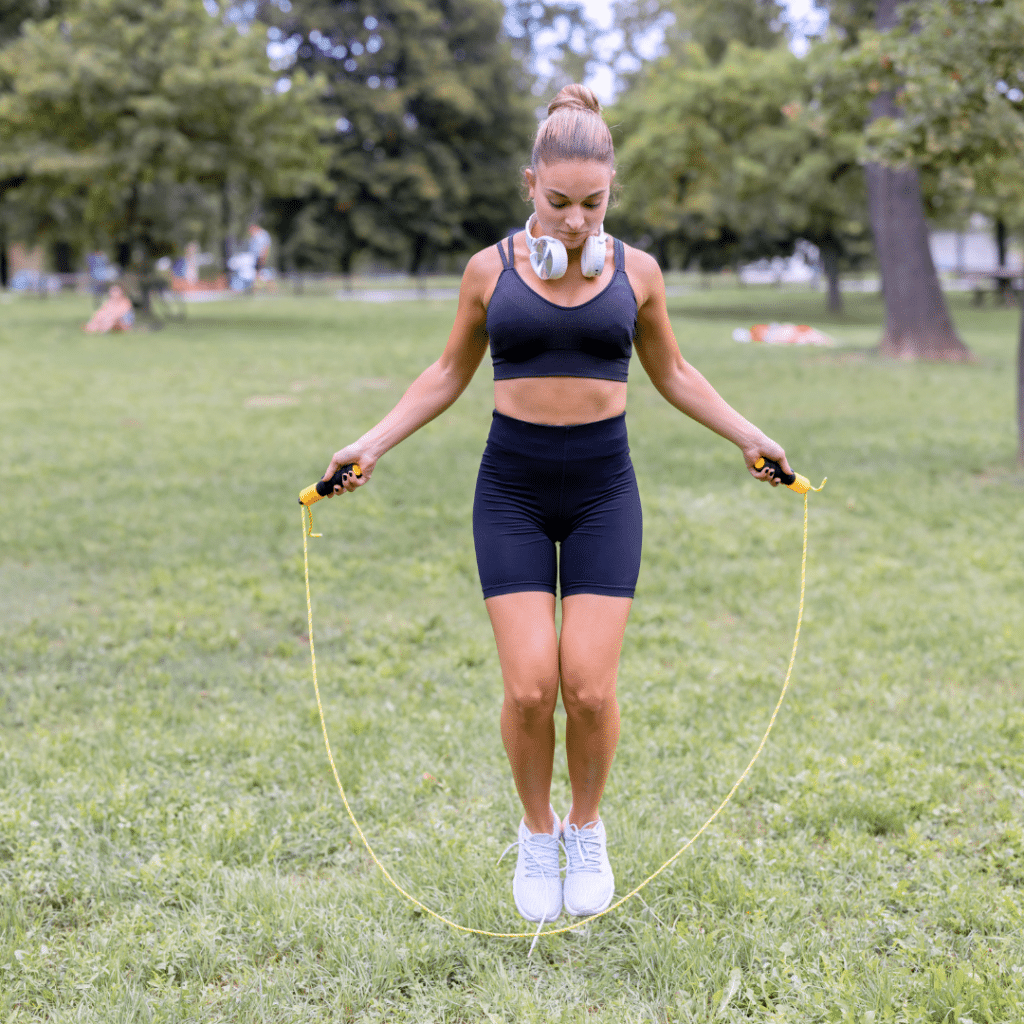 Preskakanje užeta kao pliometrijska vježba u trećoj fazi rehabilitacije prednjeg križnog ligamenta (ACL) od 4. do 6. mjeseca oporavka.