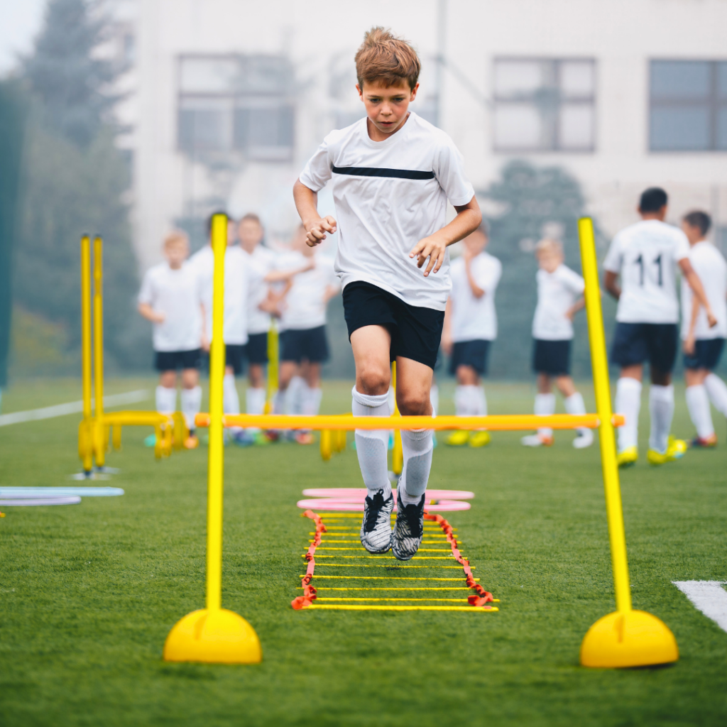 Mladi nogometaš izvodi agility vježbe i promjene smjera tijekom završne faze ACL rehabilitacije nakon operacije prednjeg križnog ligamenta.