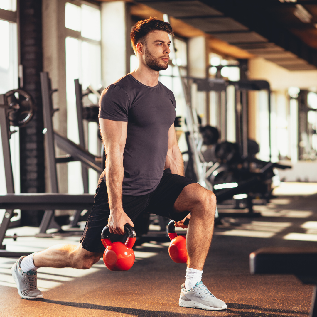 Vježba iskoraka s girjama u završnoj fazi ACL rehabilitacije – jačanje kvadricepsa i stabilnosti koljena nakon operacije prednjeg križnog ligamenta.