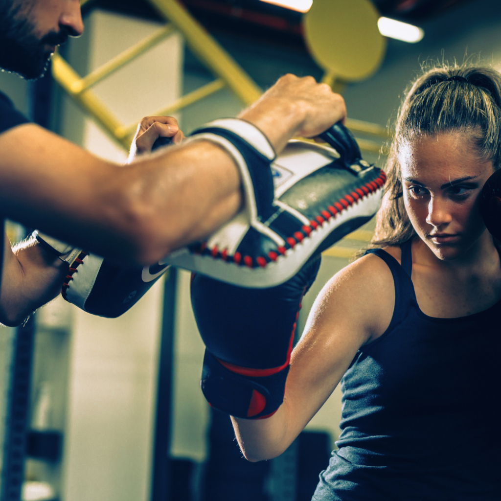 Zagreb boks fitness individualni trening – rekreativka uči boksačke kombinacije i tehniku udaraca uz trenera.