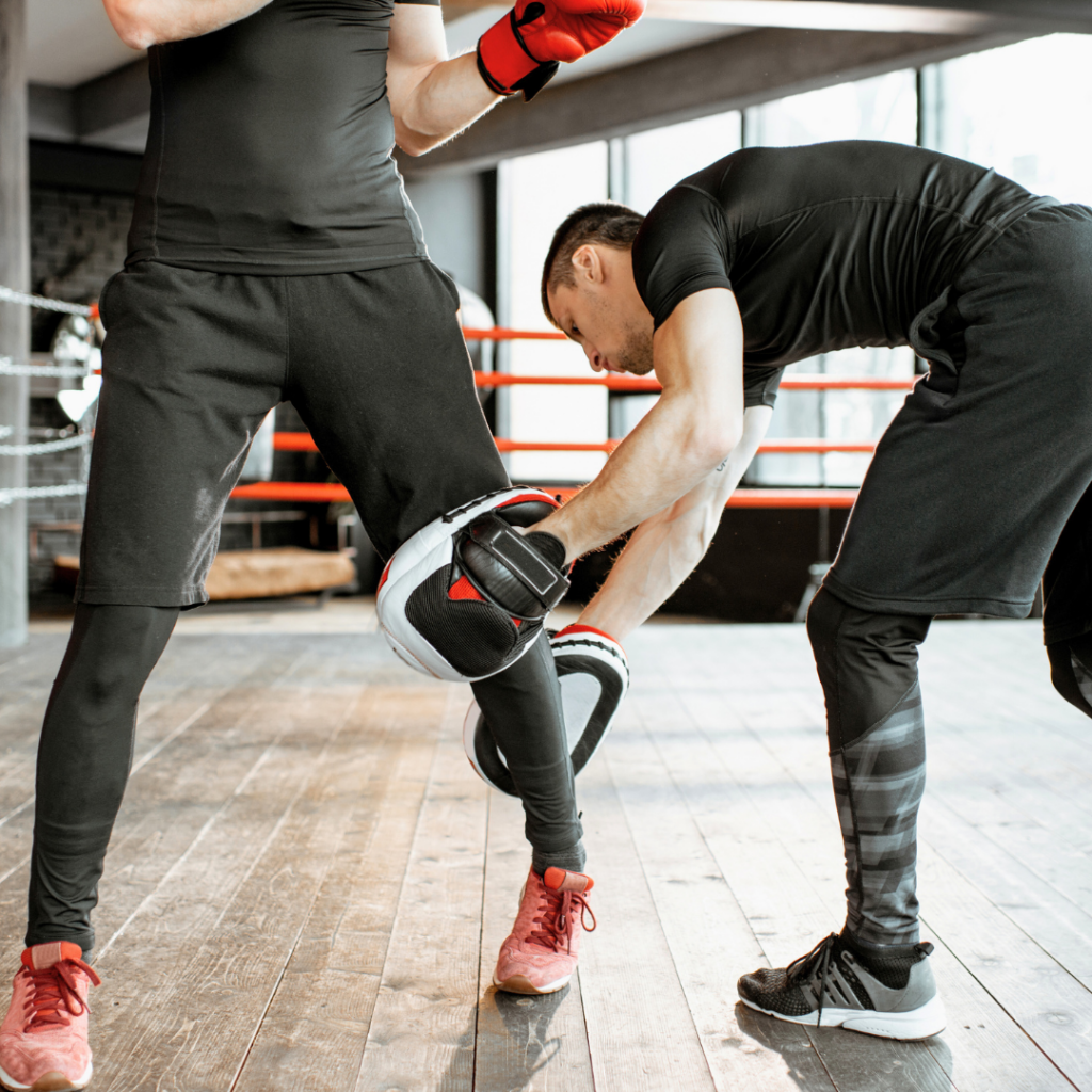 Individualni boks fitness coaching – osobni trener prilagođava tehniku i pokrete klijentu tijekom treninga