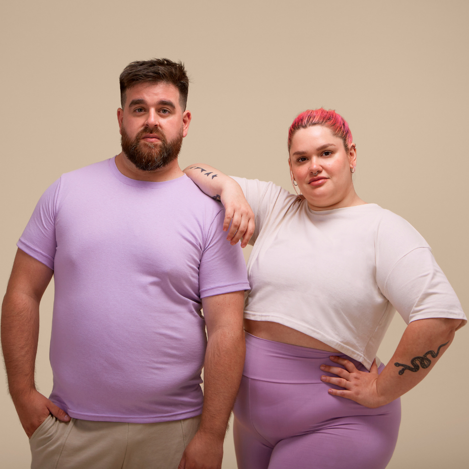 Muškarac i žena nakon 30-e stoje zajedno i prikazuju realno stanje tijela te izazove s viškom kilograma i sporijim metabolizmom u odrasloj dobi