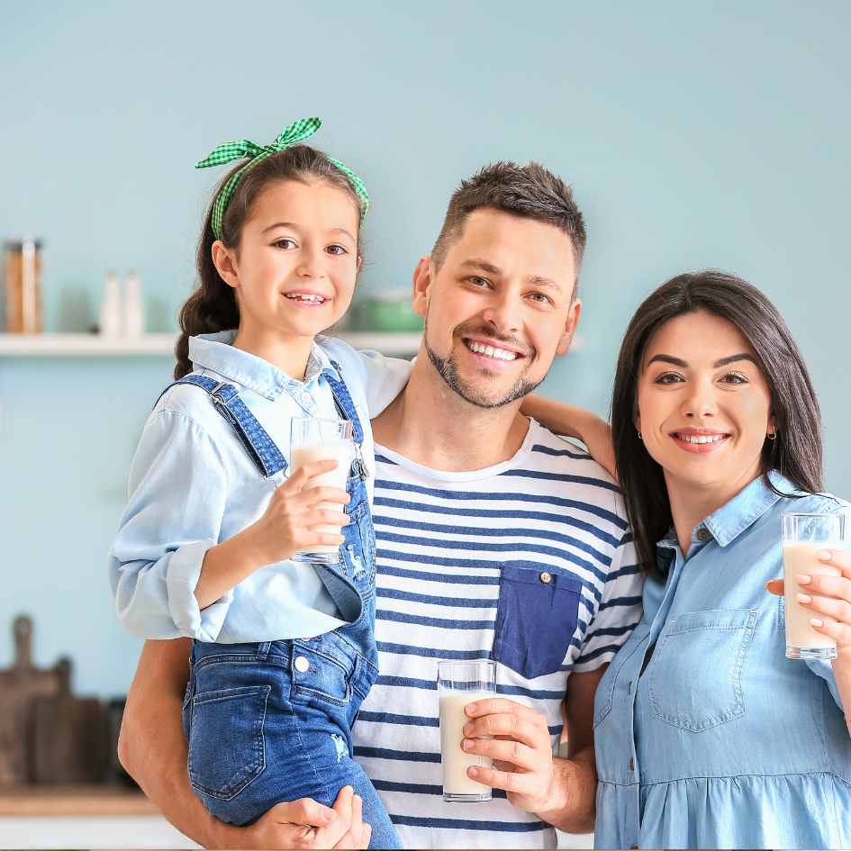Obitelj zajedno pije nutritivni napitak i brine o zdravlju uz Forever Living proizvode