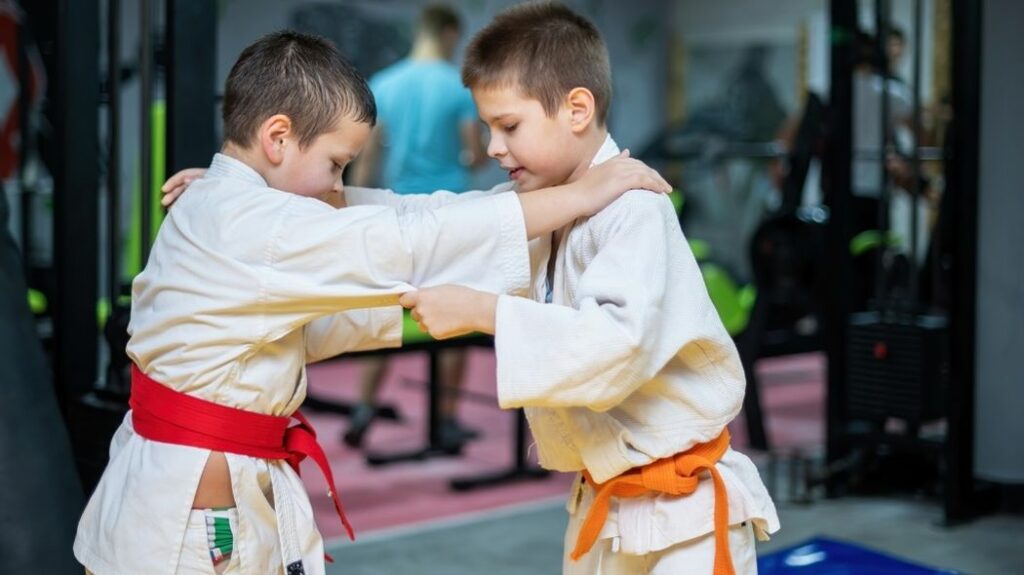 Borilački sport za djecu – dječaci vježbaju judo tehniku i razvoj koordinacije