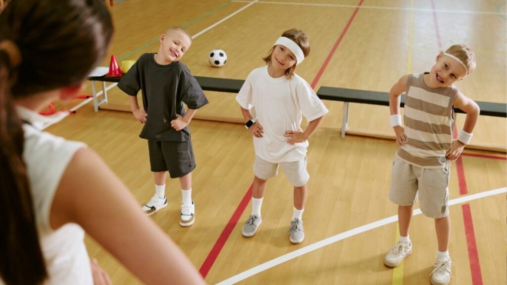 Trening za djecu u sportskoj dvorani uz stručno vođene vježbe zagrijavanja i mobilnosti