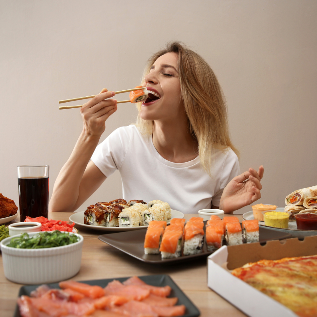 Žena uživa u obroku za stolom – food blog i zdrava prehrana.