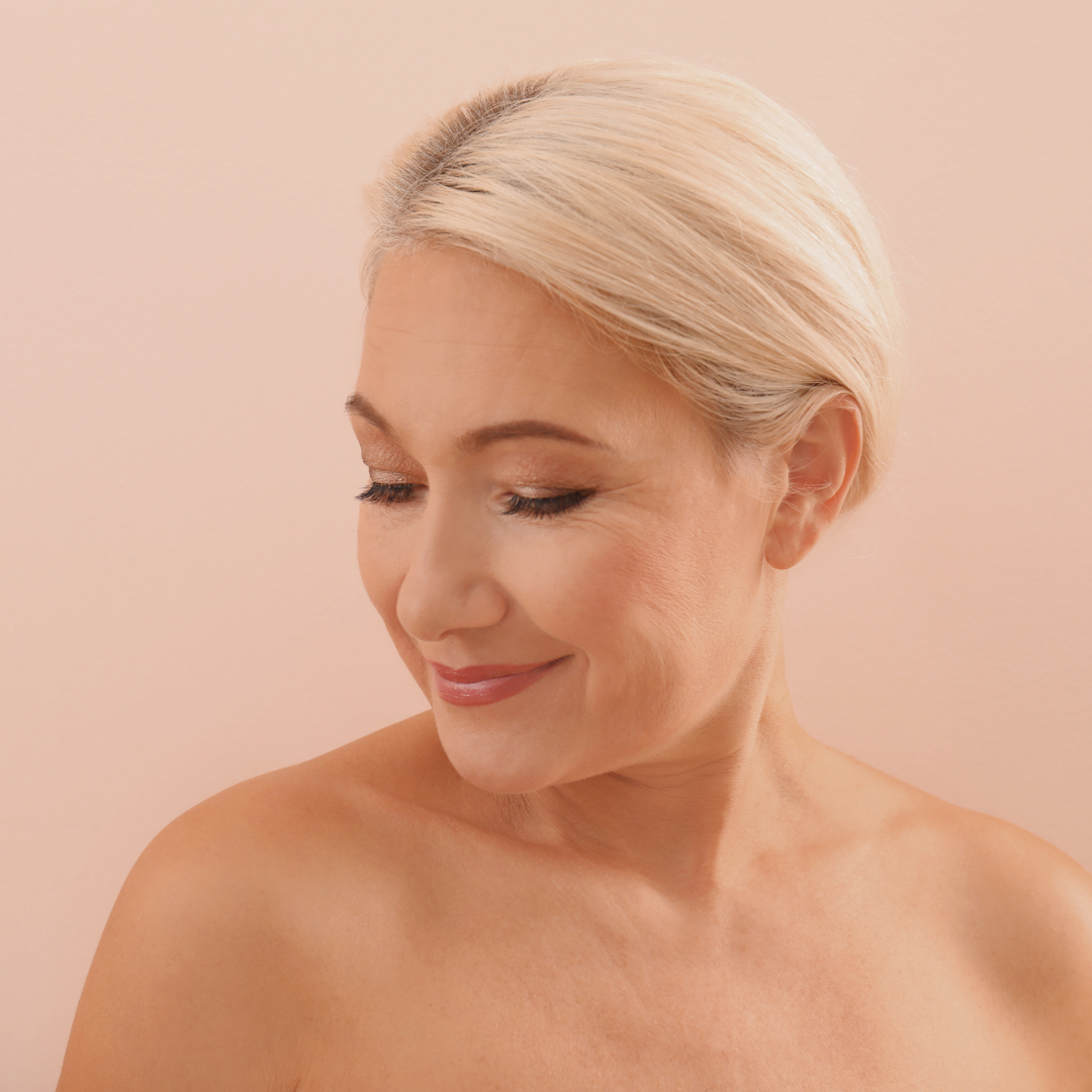 Portret nasmijane zrele žene s njegovanom kožom na svijetloj pozadini, simbolizira učinke kolagena i aloe vere na zdravlje kože i zglobova – Forever Marine Collagen.