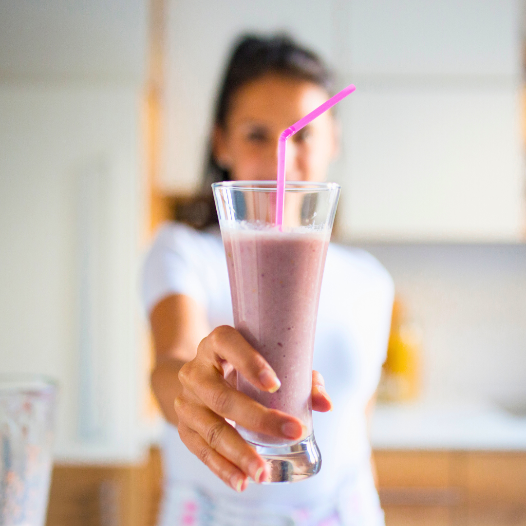 Našmijana žena uživa u proteinskom smoothieju – podsjetnik koliko su proteini važni i za žene koje ne treniraju, jer podupiru zdravlje koze, kose, noktiju i unutarnjih organa. Idealno rješenje poput Forever Lite Ultra shakea uklapa se u svakodnevnu rutinu.