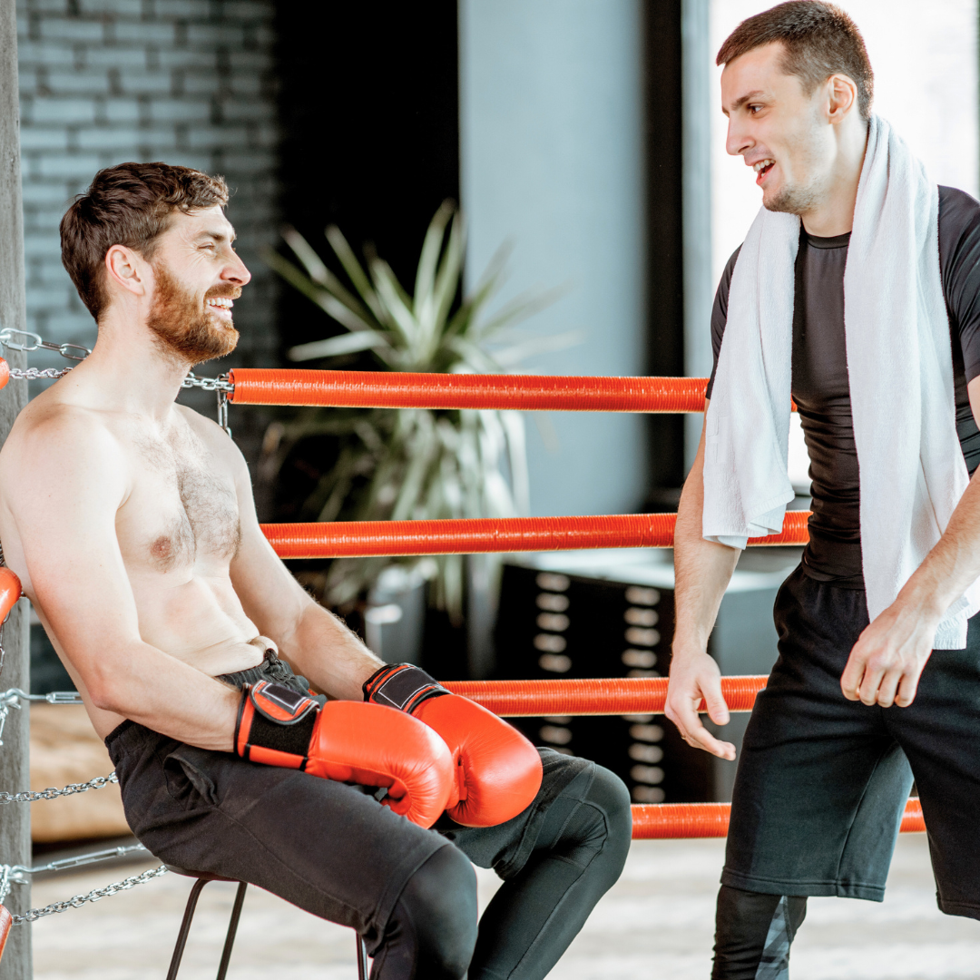 Individualni boks fitness trening 1:1 u Zagrebu – trener daje upute klijentu tijekom pauze između vježbi