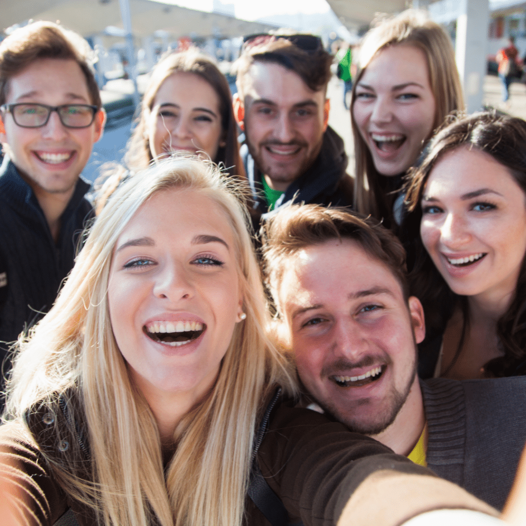 Našmijana grupa mladih ljudi pozira za selfie – simbolizira zajedništvo, pozitivnu energiju i prilike koje donosi Forever Living članstvo kroz mrežni marketing.