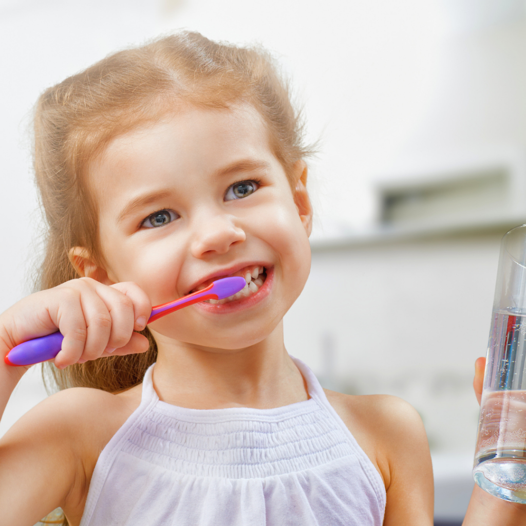 Djevojčica pere zube prirodnom pastom s alojom i propolisom – sigurna i blaga njega zubi uz Forever Bright Toothgel bez fluora, idealna za djecu.