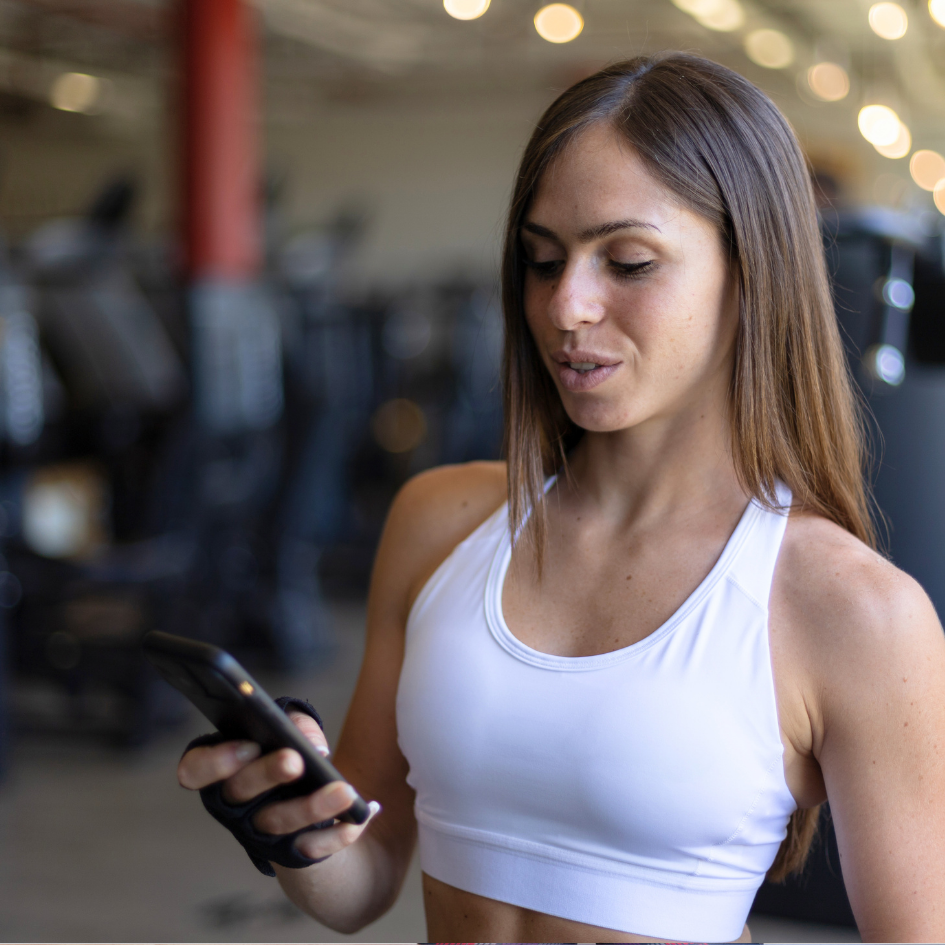 Mobilna fitness aplikacija za žene omogućuje praćenje treninga, napretka i plana vježbanja putem pametnog telefona.
